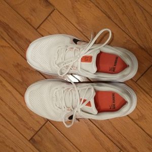 Nike Run Swift tennis shoes